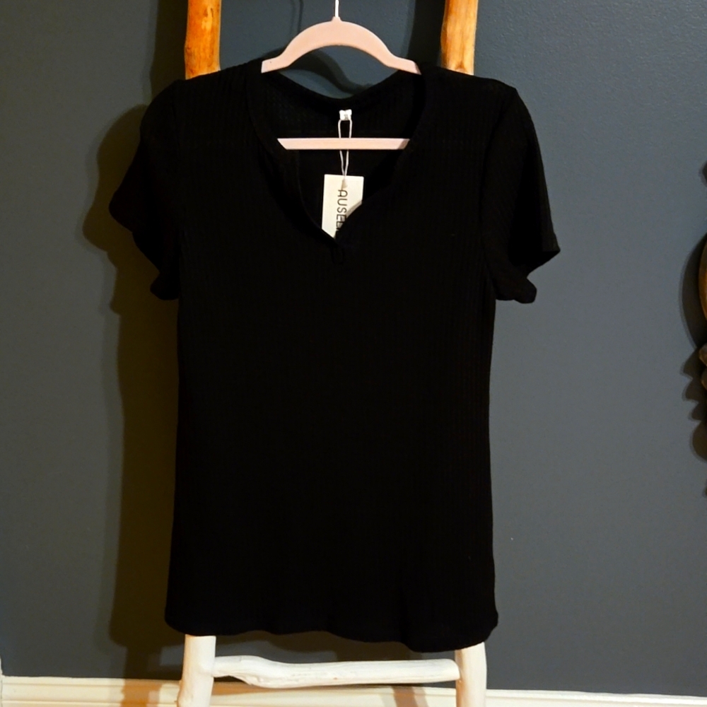 Black Vneck Waffle Tshirt. NWT. Medium.